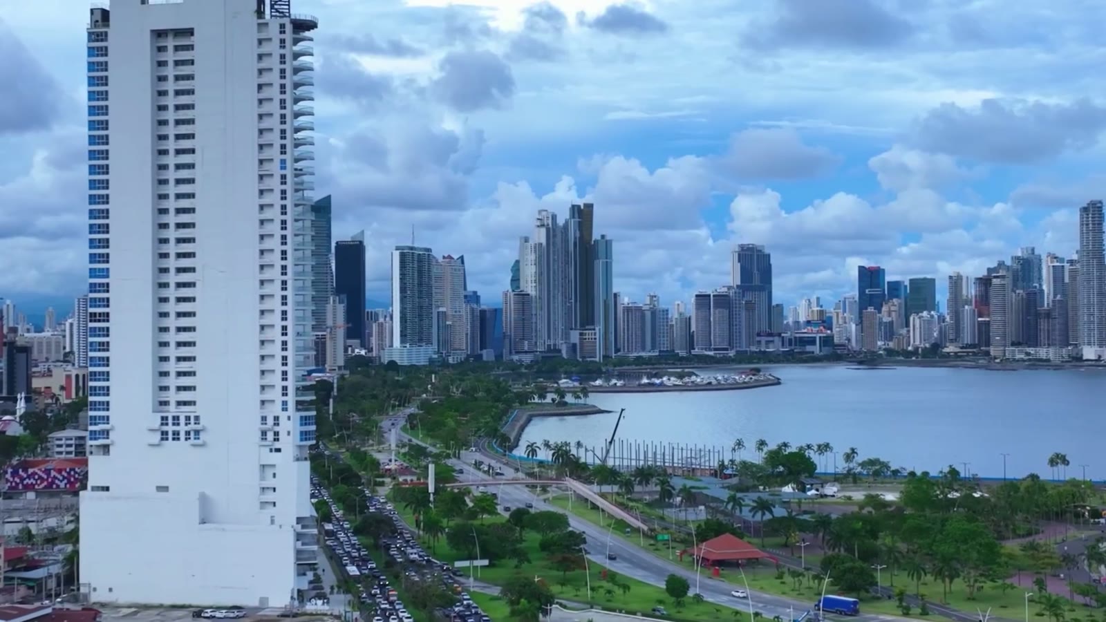 Vista aérea da Cidade do Panamá, com os prédios altos da orla e a baía ao fundo