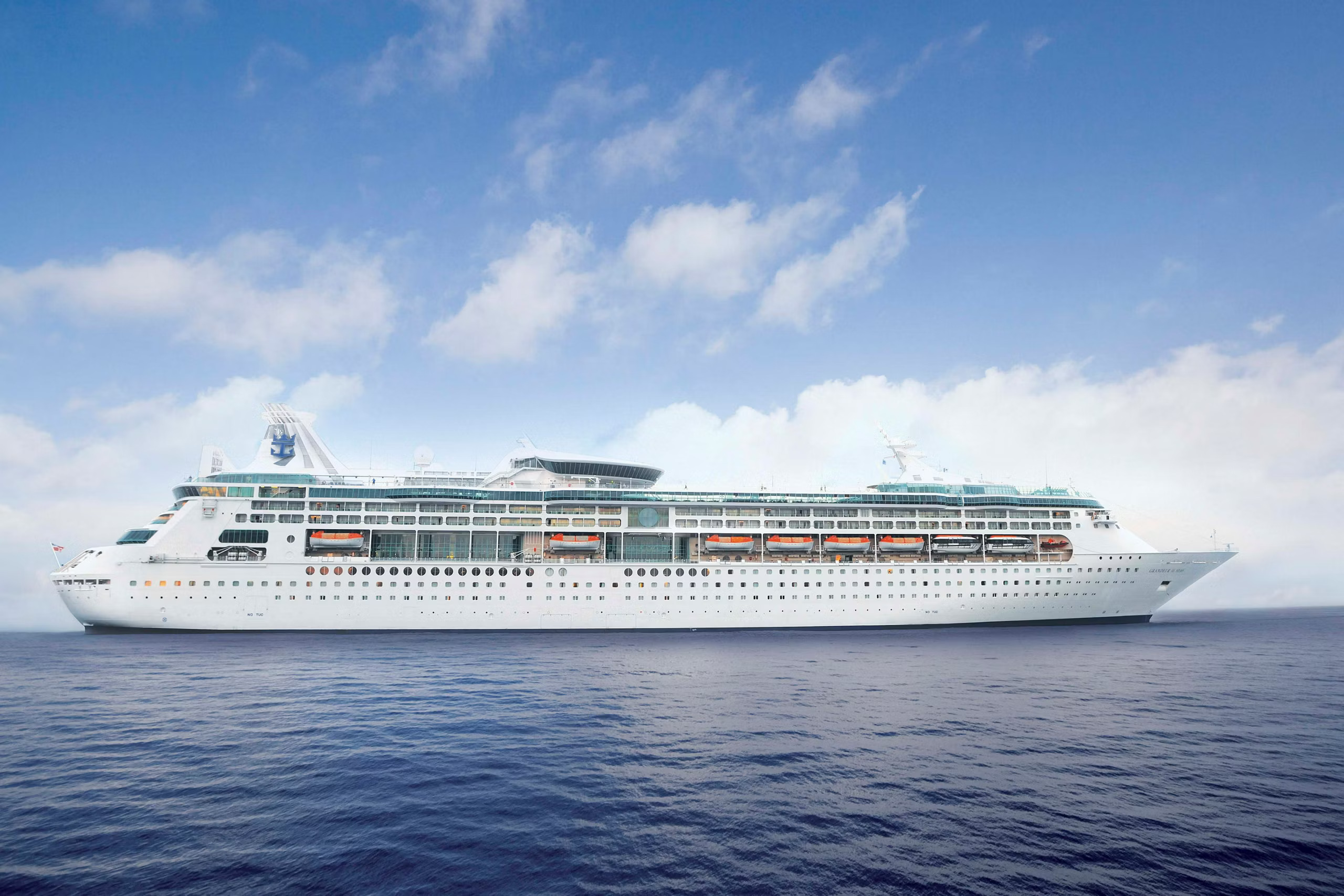 Grandeur of the Seas inteiro, visto de perfil no mar