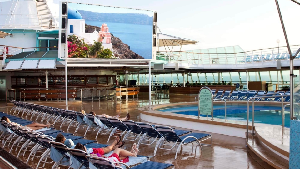 Deck da piscina externa do Grandeur of the Seas